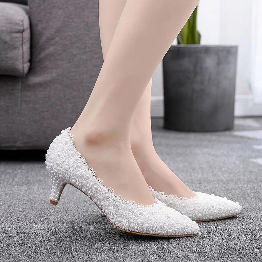 Elegante Puntige Neus Hoge Hakken Bloemen Kant Parels Bruidsschoenen Pumps