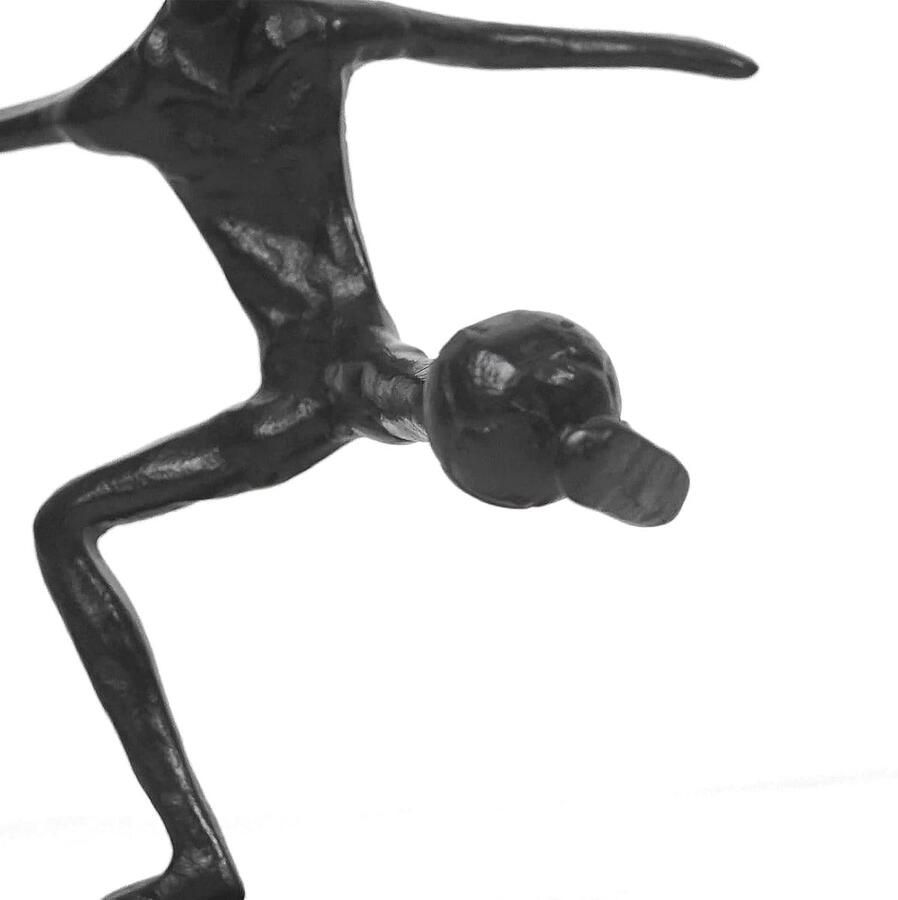 Gietijzeren voetbalspeler sculptuur abstract voetballer schoppen standbeeld zwart metalen ornament voor plank koffie tafel woonkamer woondecoratie