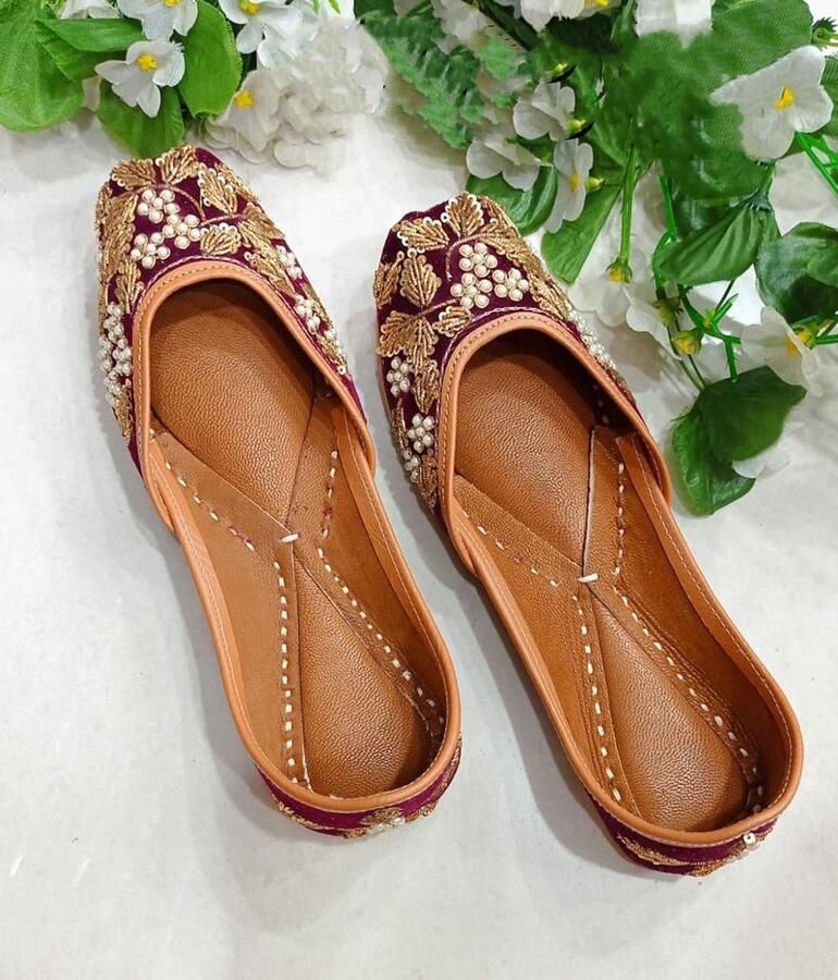 Indiase schoenen punjabi jutti Red velvet tilla work