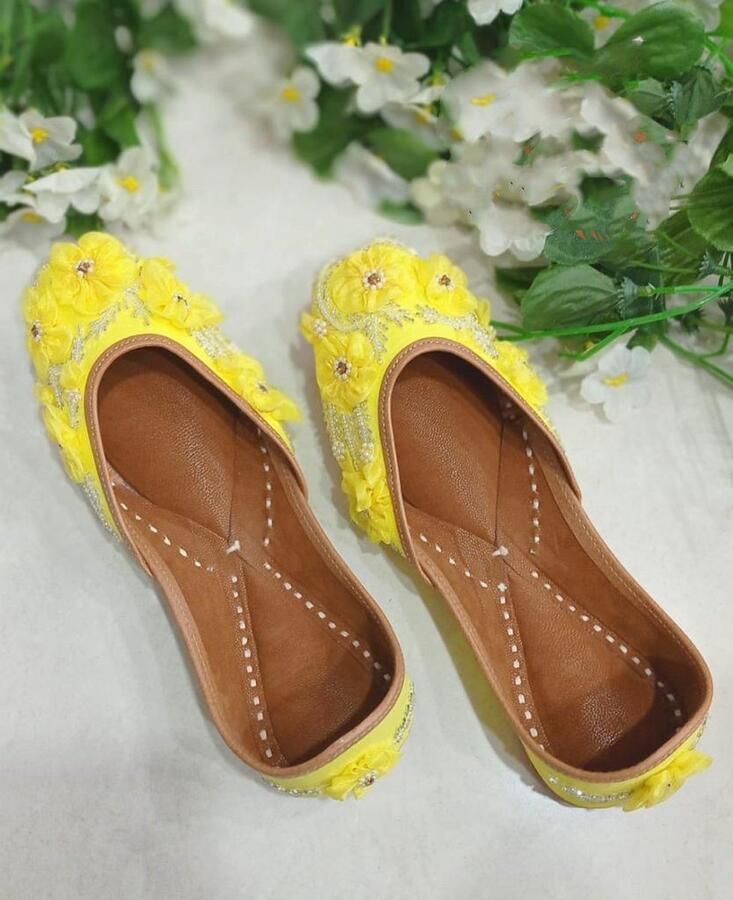 Indiase schoenen punjabi jutti yellow flower design