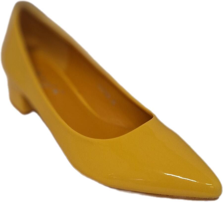 KAYLA LAKLEDER PUMPS IN YELLOW MET KLEIN QUEENY HAKJE IN