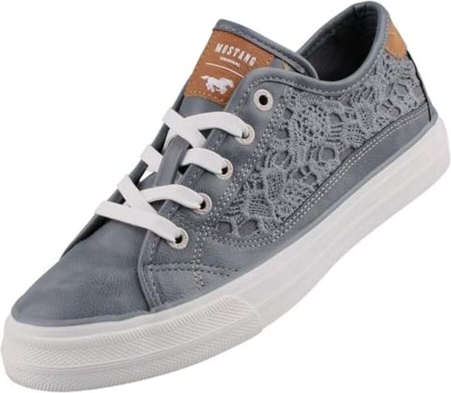 Lage veterschoenen voor dames met decoratieve haak en hoogwaardige pasvorm