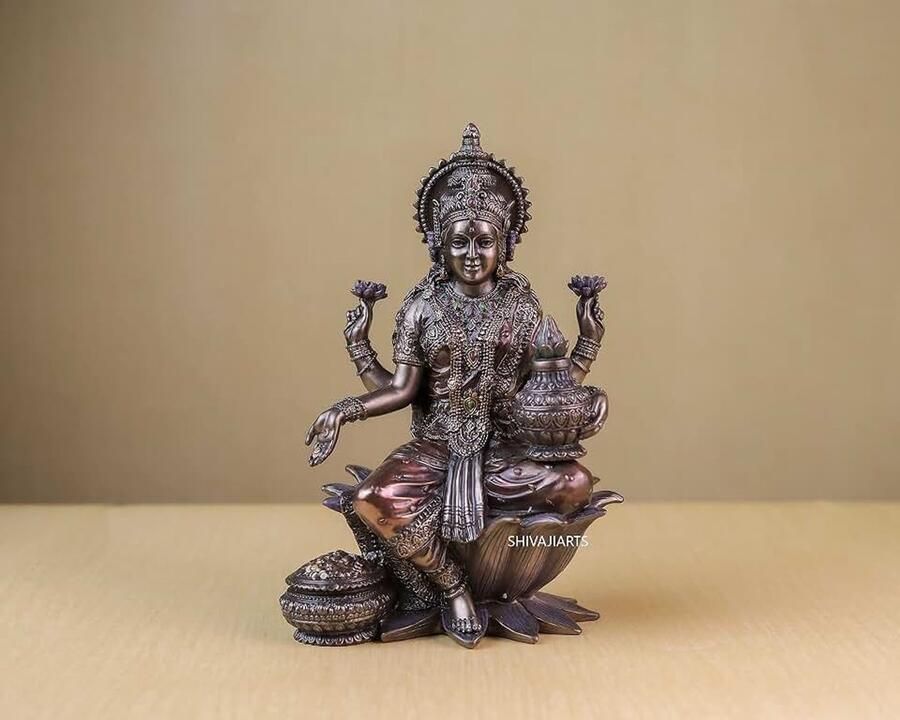 Lakshmi standbeeld Laxmi standbeeld hindoe godin van geld rijkdom overvloed vruchtbaarheid en welvaart. Indiase kunst 7.25
