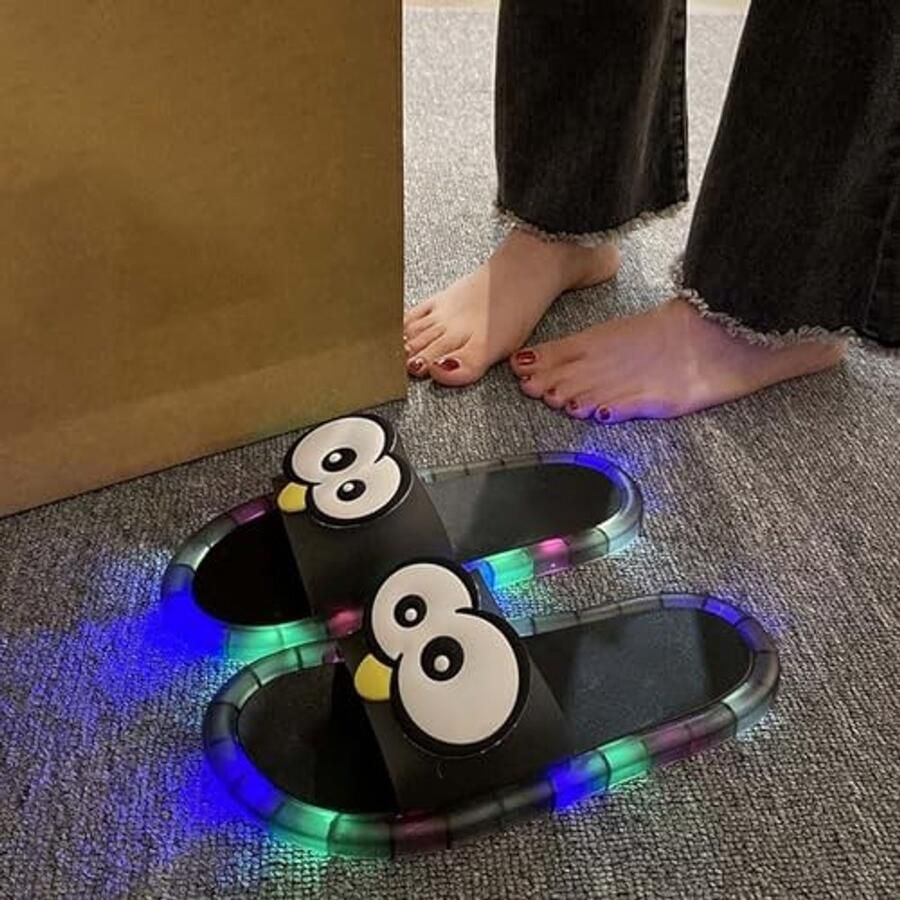 LED Slippers voor Dames en Kinderen Transparante Zool met Cartoon Motief - Foto 1