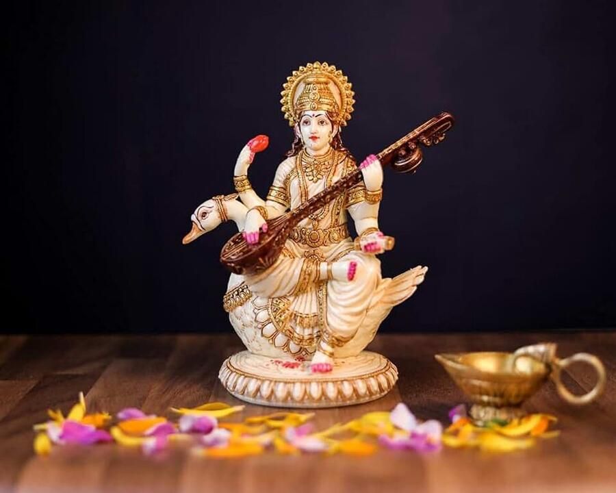 Marmeren Saraswati Standbeeld Handgeschilderde Hindoe Godin