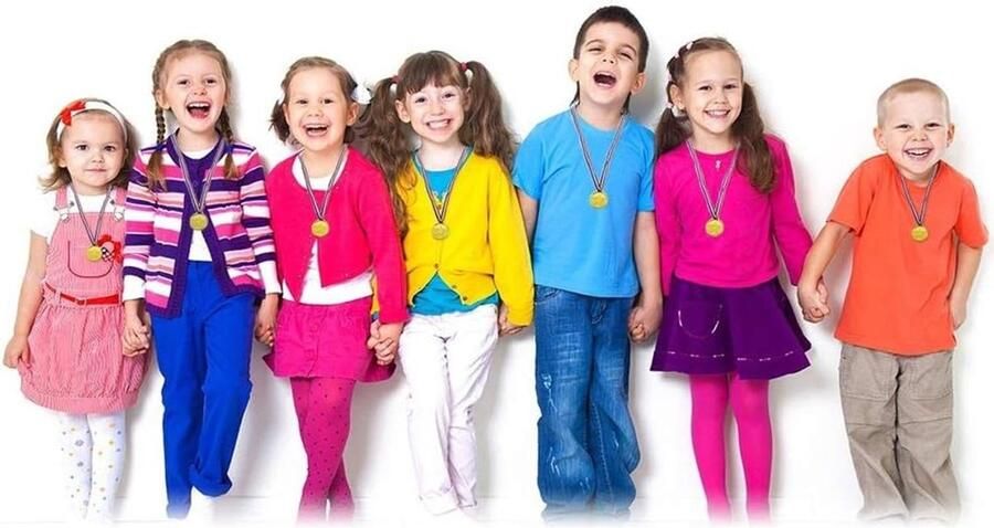 Medailles kinderen goud kunststof winnaar medailles 24 packs gouden awards voor kindersport dag party spel speelgoed prijzen