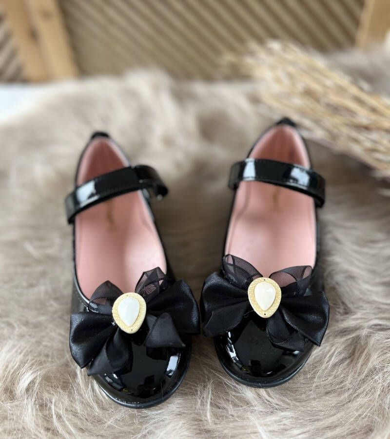 meisjesschoenen-luxe feestschoenen-kinderschoenen- zwarte ballerina-vintage stijl- schoenen met enkelband-klittenbandsluiting-sierstrik van tule-parelsteen-bruidsmeisjes-bruiloft-feest-verjaardag-fotoshoot