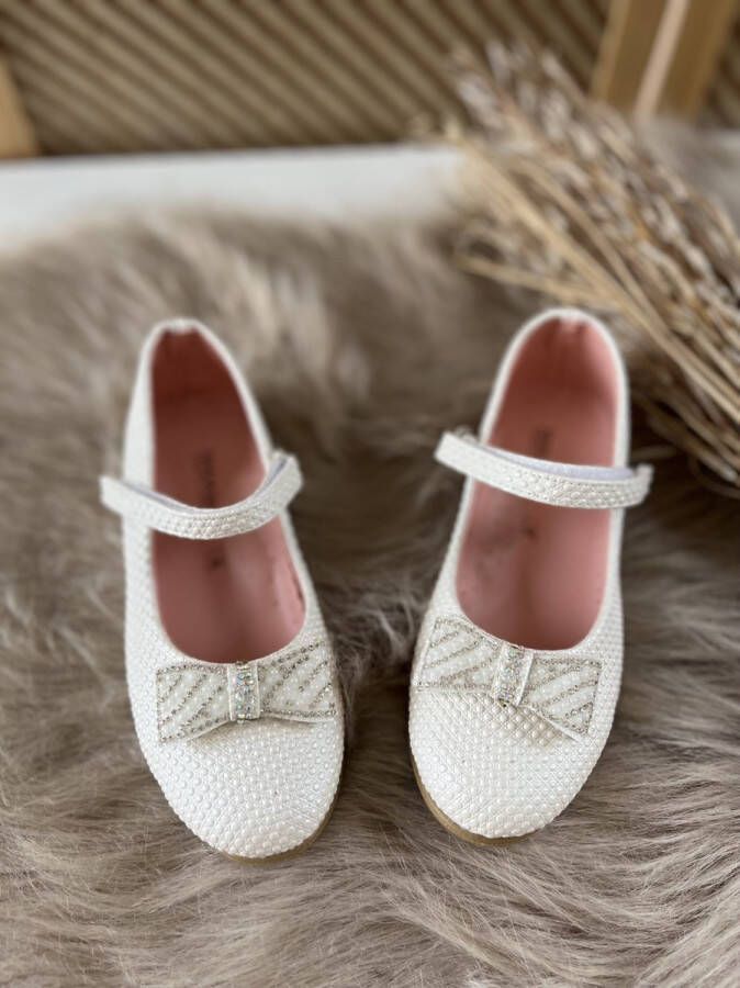 Meisjesschoenen-luxe feestschoenen-leren ballerina-klittenbandsluiting-sierstrik-parels-strass steentjes-stipjes-kleur crème-bruidsmeisjes-bruiloft-feest-verjaardag-fotoshoot