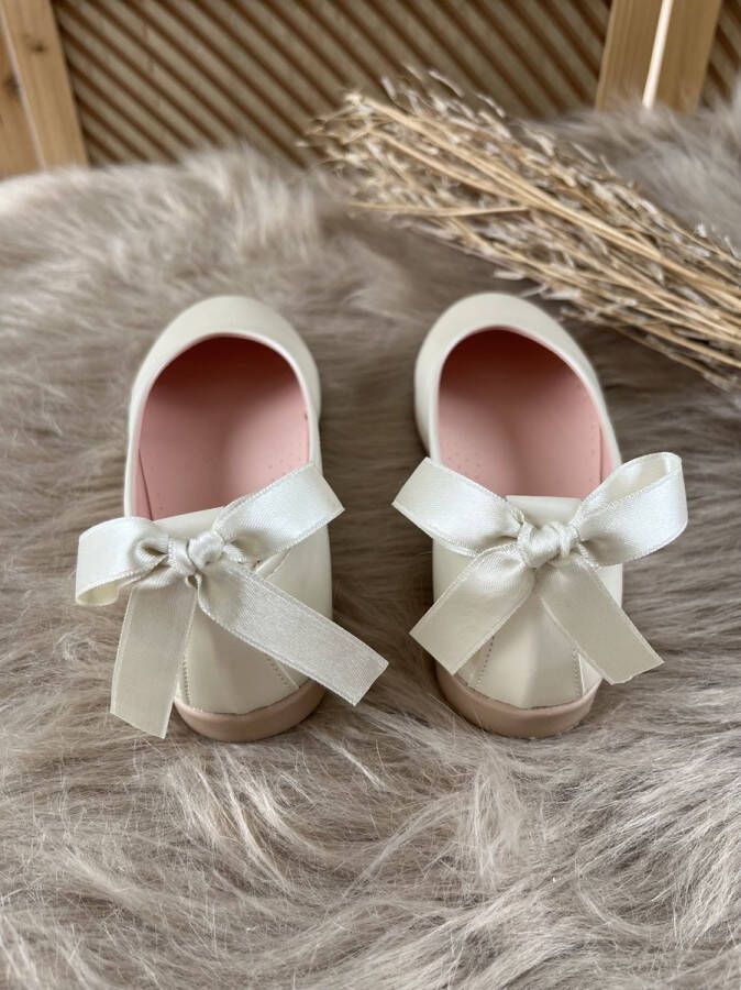 Meisjesschoenen-luxe feestschoenen- leren ballerina's- crème kleur vintage stijl-sierstrik -enkelsieraad-parels-siersteentjes-bruidsmeisjes-bruiloft-feest-verjaardag-fotoshoot