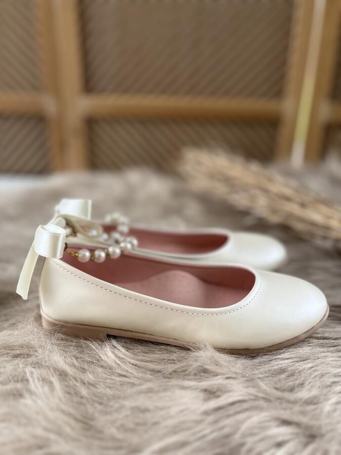 Meisjesschoenen-luxe feestschoenen- leren ballerina's- crème kleur vintage stijl-sierstrik -enkelsieraad-parels-siersteentjes-bruidsmeisjes-bruiloft-feest-verjaardag-fotoshoot