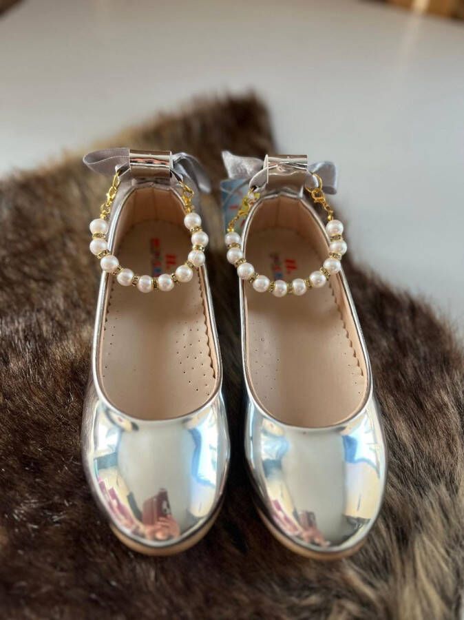 Meisjesschoenen-luxe feestschoenen- leren ballerina's-orthopedi zilveren kl glanzend- vintage stijl-sierstrik-enkelsieraad-parels-siersteentjes-bruidsmeisjes-bruiloft-feest-verjaardag-fotoshoot