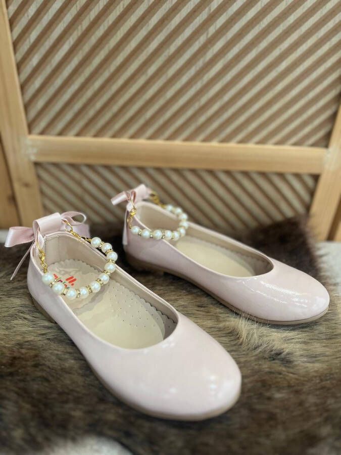 Meisjesschoenen-luxe feestschoenen- leren ballerina's- poederroze kleur vintage stijl-sierstrik -enkelsieraad-parels-siersteentjes-bruidsmeisjes-bruiloft-feest-verjaardag-fotoshoot