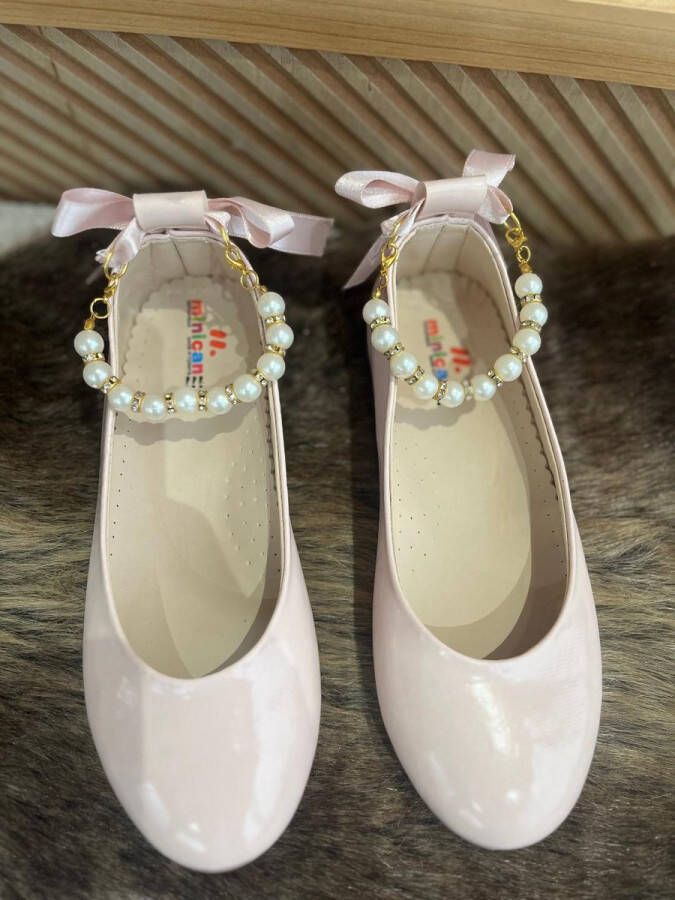 Meisjesschoenen-luxe feestschoenen- leren ballerina's- poederroze kleur vintage stijl-sierstrik -enkelsieraad-parels-siersteentjes-bruidsmeisjes-bruiloft-feest-verjaardag-fotoshoot