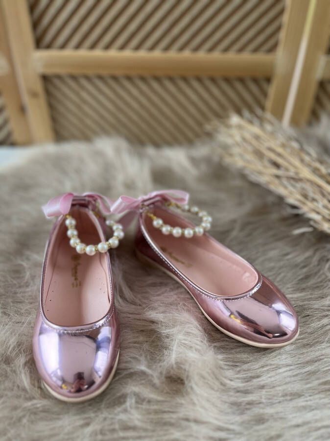 Meisjesschoenen-luxe feestschoenen- leren ballerina's- roze kl glanzend- vintage stijl-sierstrik -enkelsieraad-parels-siersteentjes-bruidsmeisjes-bruiloft-feest-verjaardag-fotoshoot