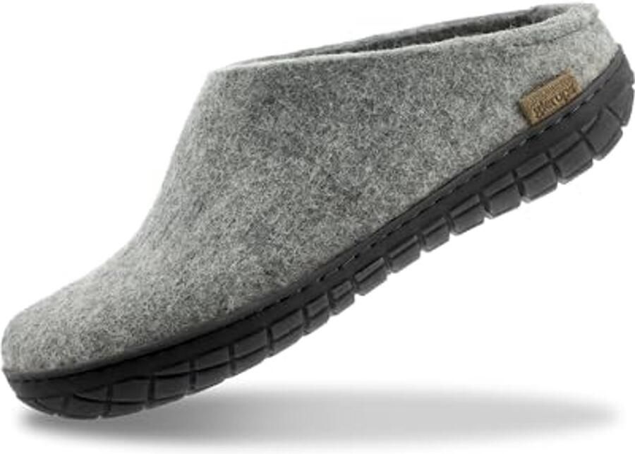 Open clogs voor volwassenen en klittenbandschoenen voor kinderen in