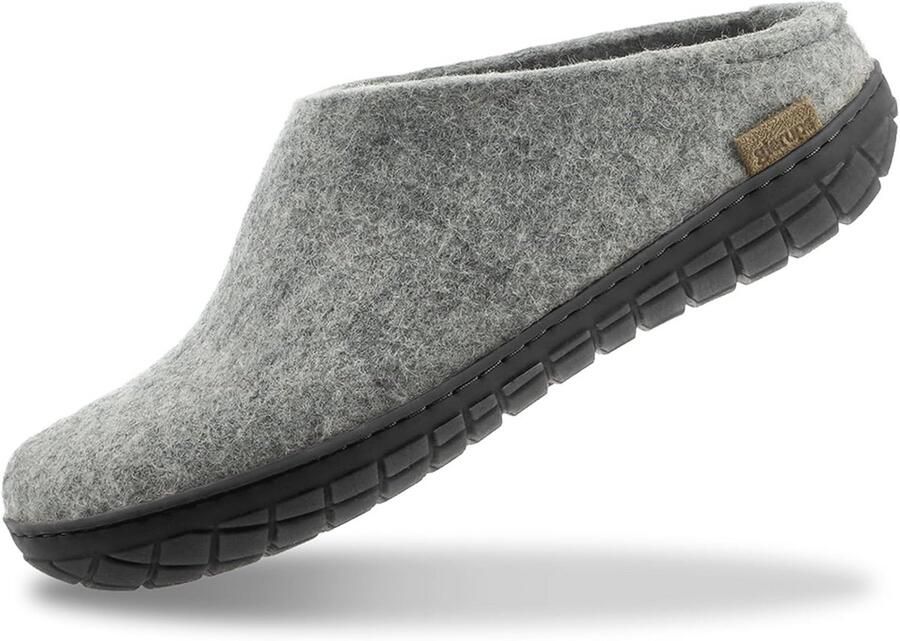 Open clogs voor volwassenen en klittenbandschoenen voor kinderen in