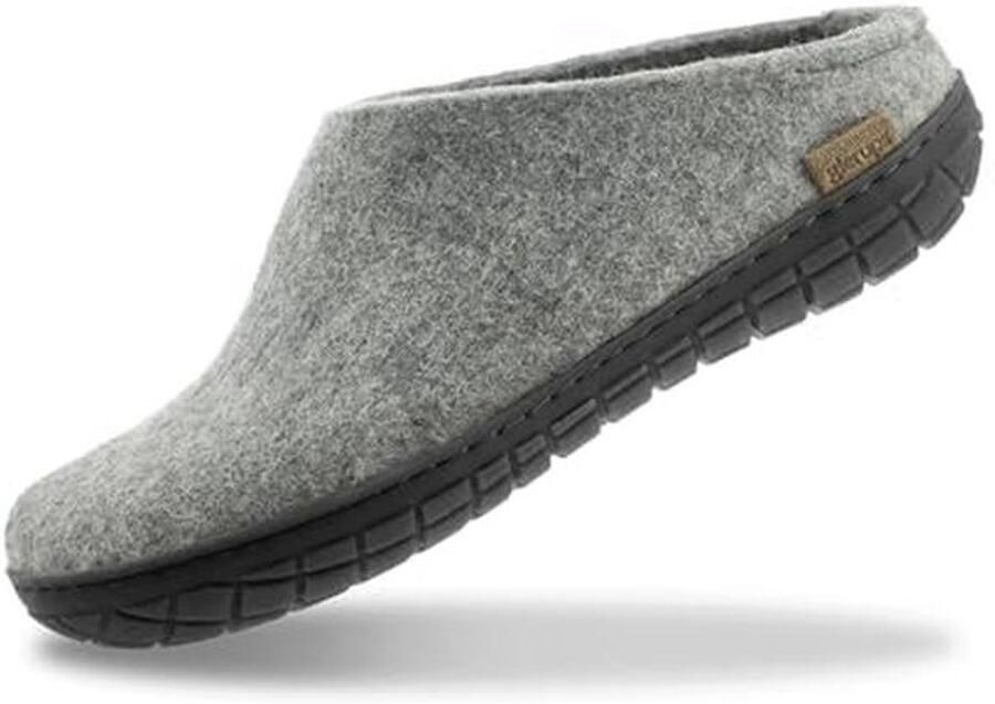 Open clogs voor volwassenen en klittenbandschoenen voor kinderen in