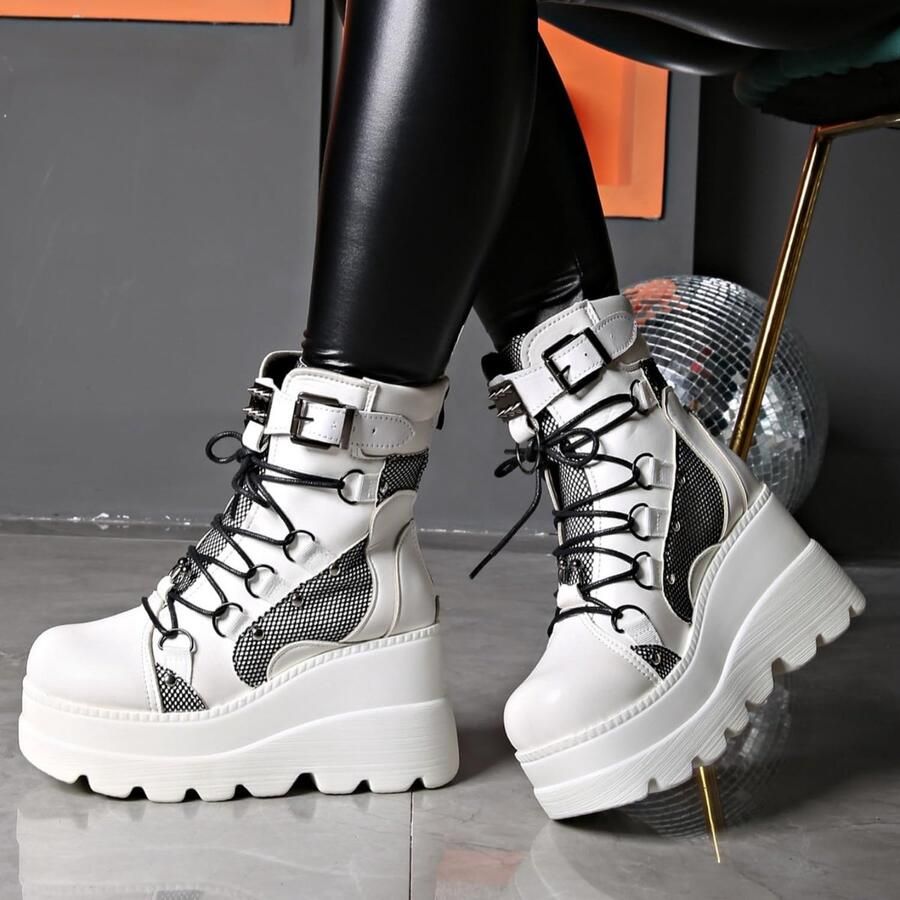 Platform Combat Boots voor dames met vleermuisvleugels vetersluiting met gespen enkellaarzen dikke plateauzool modieuze motorlaarzen met studs Mesh Oppervlak Wit