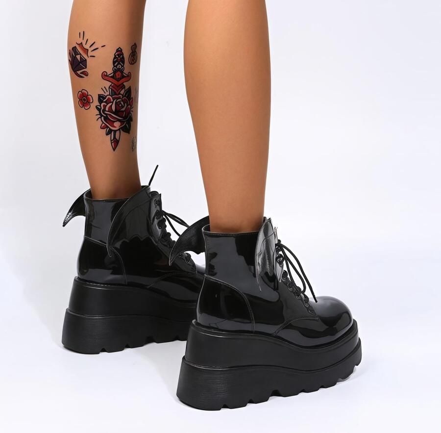 Platform Combat Boots voor dames met vleermuisvleugels vetersluiting met gespen enkellaarzen dikke plateauzool modieuze motorlaarzen met studs