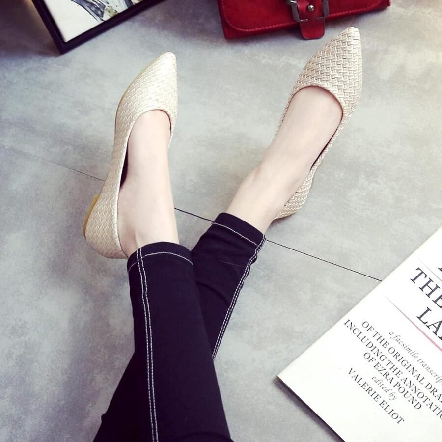 Provento Comfortabele Ballerina Schoenen voor Dames in Abrikoos Platte en Geweven Design Puntige Neus Slip On