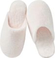 Slippers — Warme-zachte uniseks winterslippers — Zacht en antislip — Dik en comfortabel — Geschikt voor woonkamer-slaapkamer-werkkamer-badkamer en andere ruimtes in huis— Draagbaar — Ideaal voor op reis of in het hotel - Wit