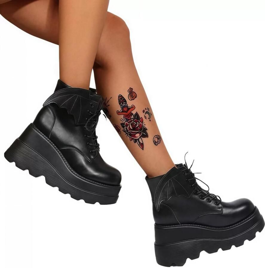 SnelShoppen Maimeili Gothic Platform Combat Boots voor dames met vleermuisvleugels vetersluiting met gespen enkellaarzen met dikke plateauzool en