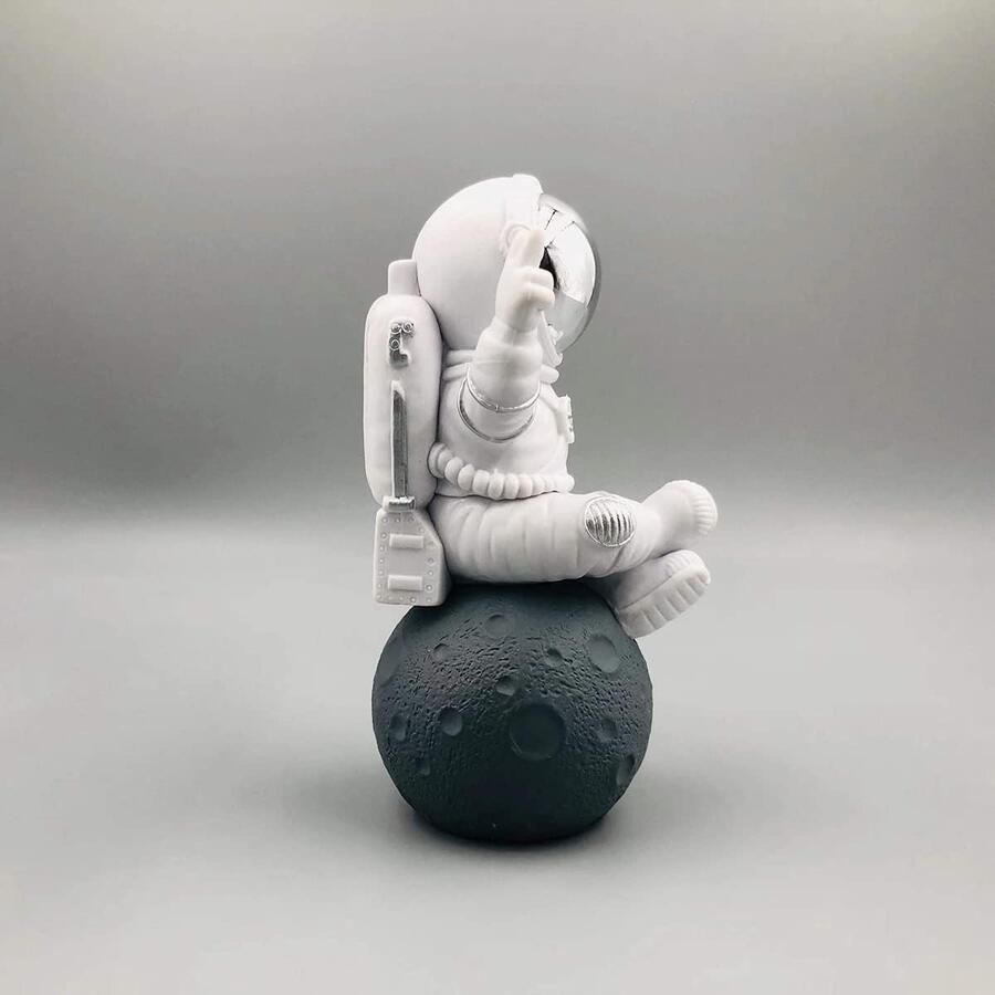 Standbeeld astronaut beeldje ruimtevaarder decor sculpturen woondecoratie slaapkamerdecoratie tafelbladdecoratie schattig mini-ruimtefiguur ornament en knutselcadeau (zilver en wit