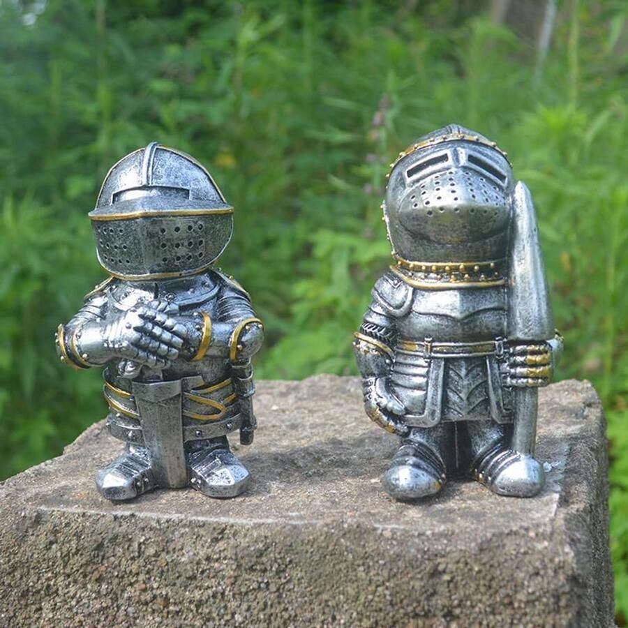 Standbeeld van de kabouterridder Miniatuur Middeleeuwse Europese Kruisvaardersdecoratie Harsdecoratie Tuindecoratie Huisdecoratie (Zwaard vasthouden)