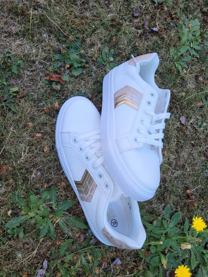 SUPER CONFI WITTE SNEAKERS MET CHAMPAGNE GOUDKLEUR STREPEN