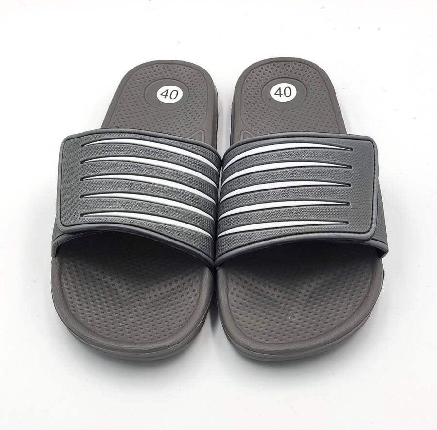 Unisex slippers effen met witte strepen grijs ideaal voor thuis of bad strand aanpasbaar met klittenband