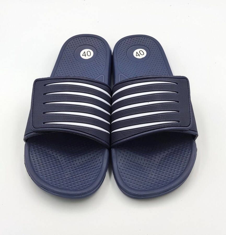 Unisex slippers effen met witte strepen marine blauw ideaal voor thuis of bad strand aanpasbaar met klittenband
