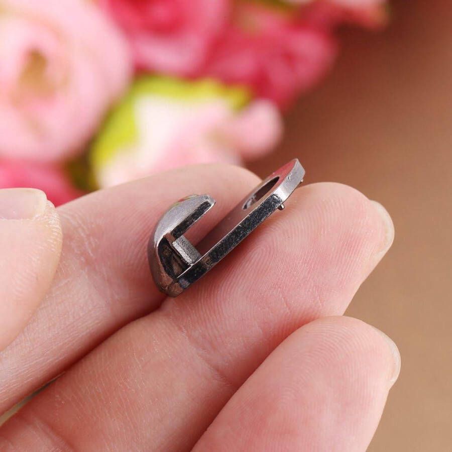 Veterschoenen reparatieset 20 stuks Upgrade je schoeisel met deze handige set van 20 veterschoen hooks. Perfect voor reparaties kamperen wandelen en klimmen. Makkelijk in gebruik