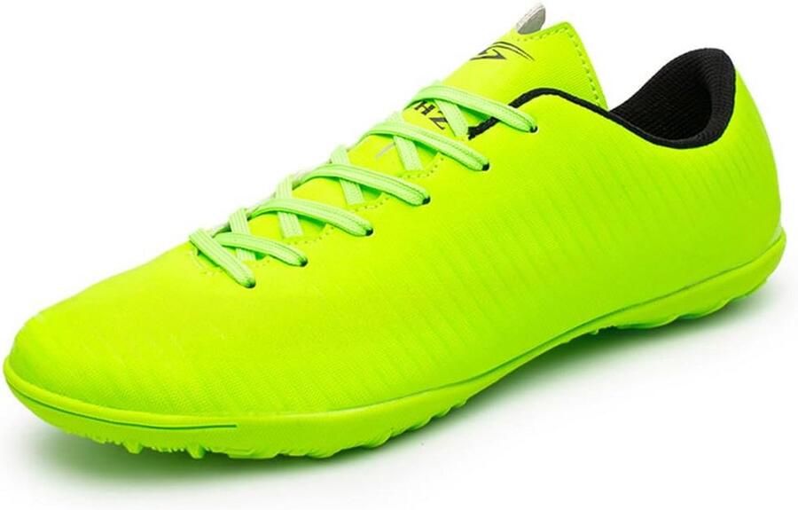 Voetbalschoenen met noppen voor en voor gebruik op gras stoffige velden plastic velden harde ondergrond en atletiekbanen