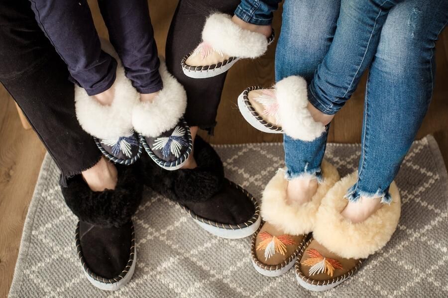 Warme Leren Pantoffels met Wol en Geborduurde Vlam