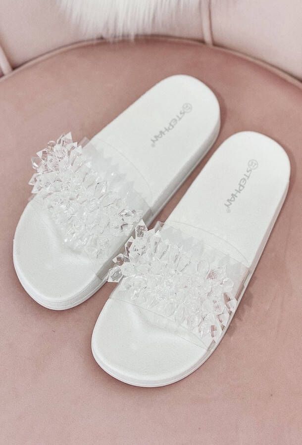 Witte slippers met doorzichtige studs