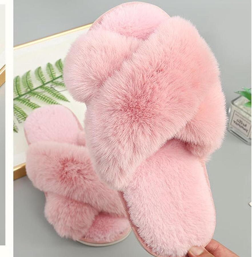 Zachte open teen huisslippers met kruisbanden comfortabel en pluizig voor binnen en buiten gebruik