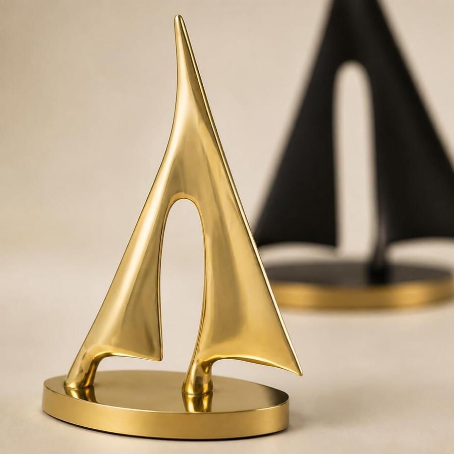 Zeilboot sculptuur massief messing metalen standbeeld moderne kust nautische decoratie voor woonkamer kantoor boekenplank en tafelblad display (zwart en goud)