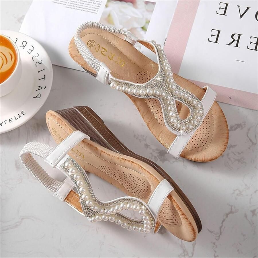 Zomerse Dames Sandalen met Lage Hakken Open Neus en Comfortabele Padded Inleg Perfect voor Werk Feest en Casual Gelegenheden met Sprankelende Strass Details