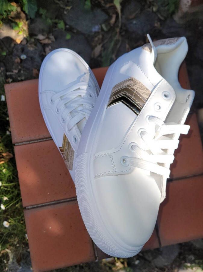 SUPER CONFI WITTE SNEAKERS MET CHAMPAGNE GOUDKLEUR STREPEN