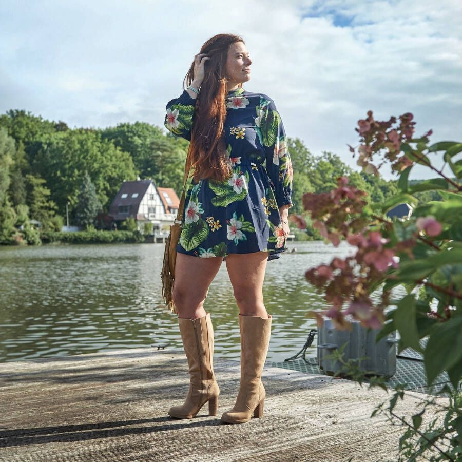 Gabylou XL laarzen voor brede kuiten Model Kamilla Beige