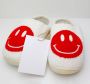 HappySlippers Happy Slippers -Smiley pantoffel Smiley sloffen Smiley Slippers Pantoffels & Happy Slippers Lachende pantoffel Sloffen -Sloffen met smiley Emoji pantoffel Emoji Slipper Rood - Thumbnail 5