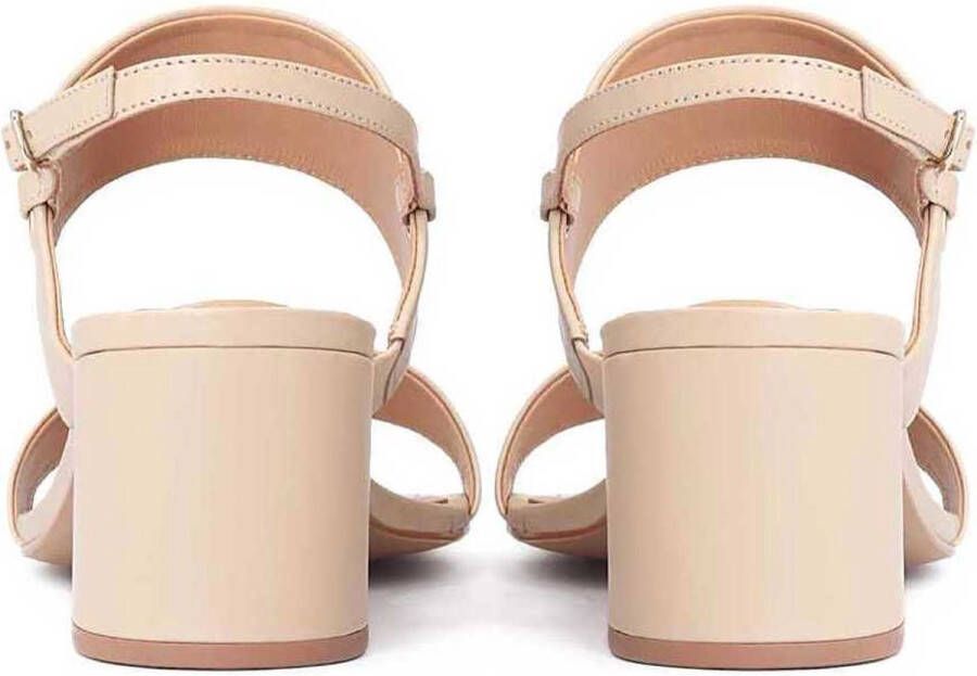 Kazar Beige leren sandalen op een brede hak