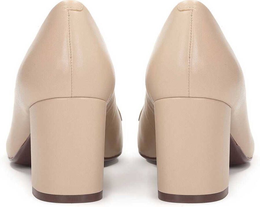 Kazar Beige naaldhakken met kwastjes en een ketting