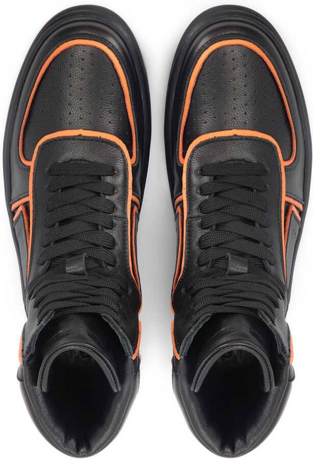 Kazar Studio Avant-gardistische zwarte sneakers voor heren met oranje inzetstukken