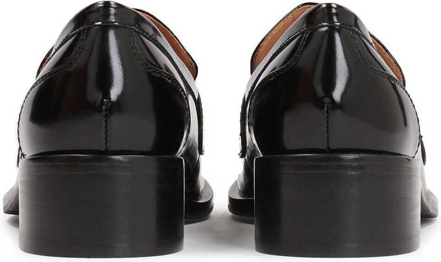 Kazar Studio Zwarte slip-on damesschoenen met een riempje aan de voorkant