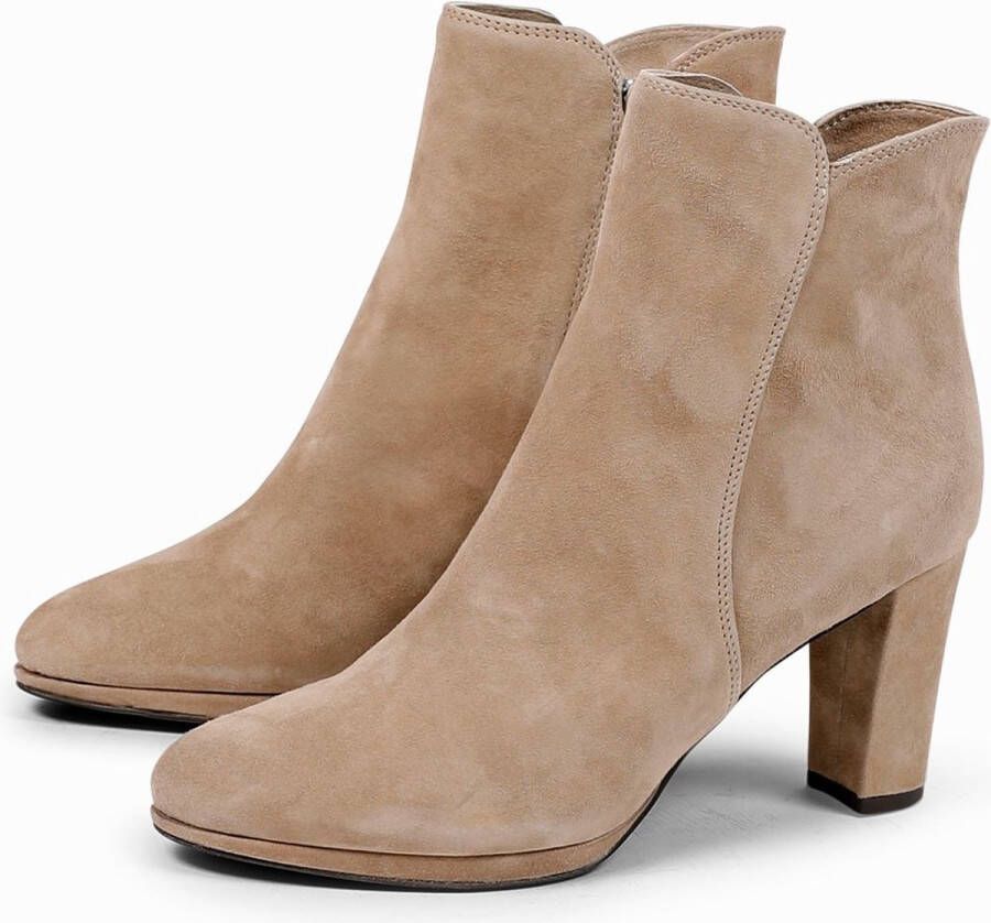 Manfield Dames Beige suède enkellaarsjes met hak
