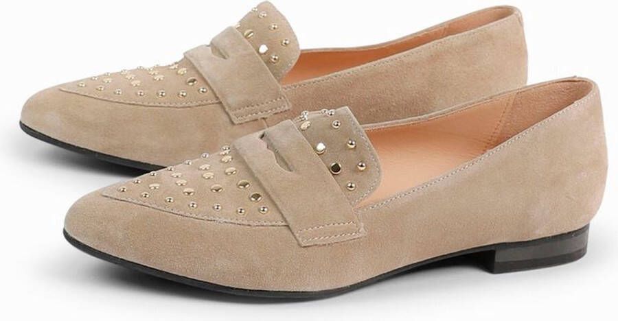 Manfield Dames Beige suède loafers met goudkleurige studs