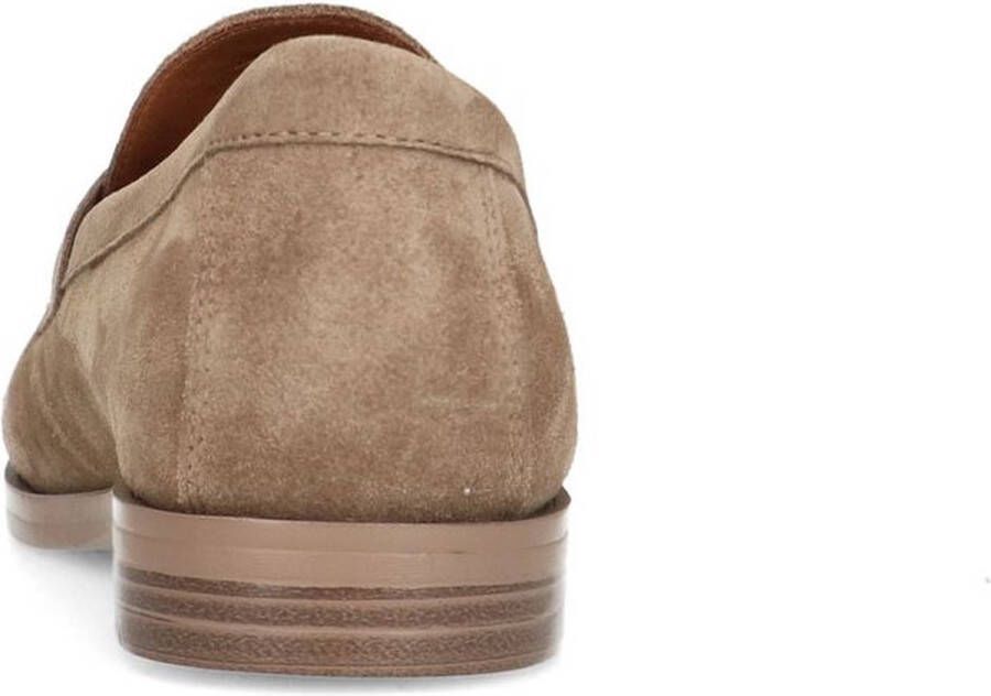 Manfield Dames Beige suède loafers met vierkanten chain