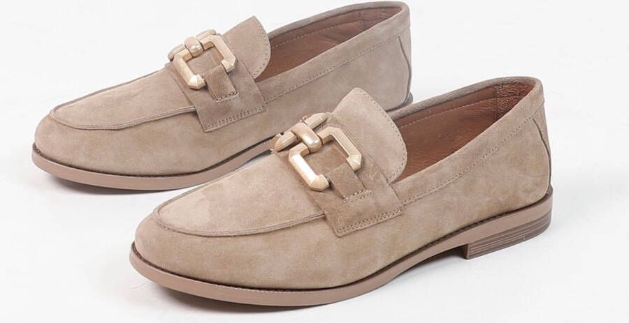 Manfield Dames Beige suède loafers met vierkanten chain