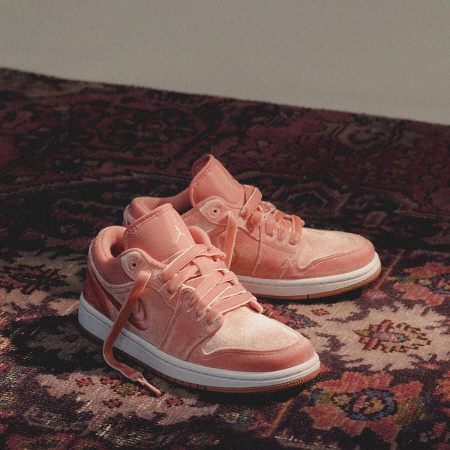 Nike AIR JORDAN 1 LOW PINK VELVET